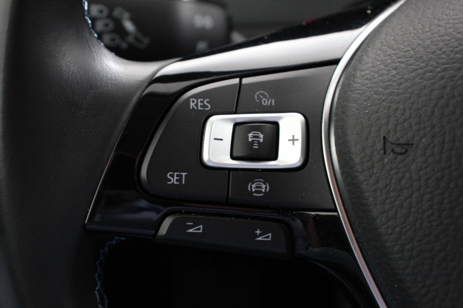 Volkswagen e-Golf Edition | Navigatie | Climate Control | Cruise control adaptief | Parkeer sensoren | Lichtmetalen Velgen 17" | Extra getint glas