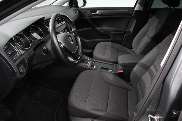 Volkswagen e-Golf Edition | Navigatie | Climate Control | Cruise control adaptief | Parkeer sensoren | Lichtmetalen Velgen 17" | Extra getint glas