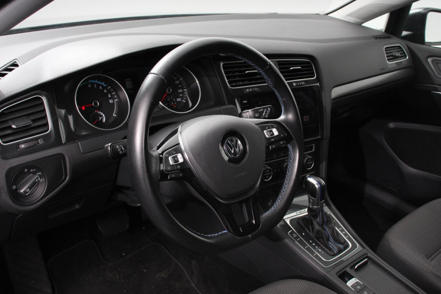 Volkswagen e-Golf Edition | Navigatie | Climate Control | Cruise control adaptief | Parkeer sensoren | Lichtmetalen Velgen 17" | Extra getint glas