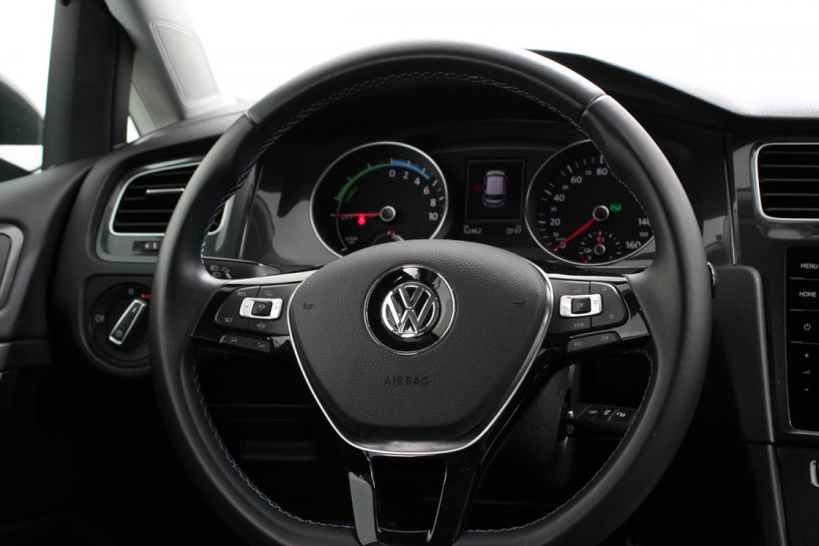 Volkswagen e-Golf Edition | Navigatie | Climate Control | Cruise control adaptief | Parkeer sensoren | Lichtmetalen Velgen 17" | Extra getint glas