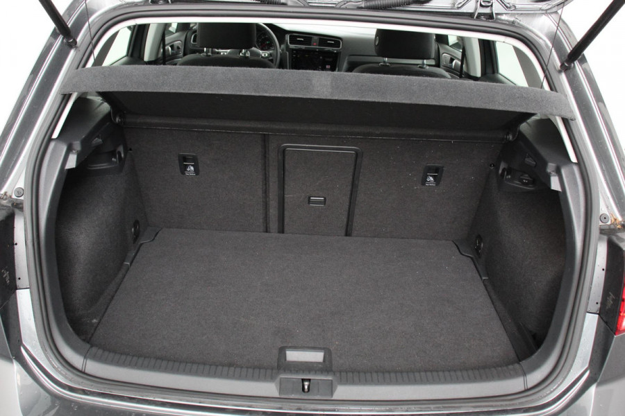 Volkswagen e-Golf Edition | Navigatie | Climate Control | Cruise control adaptief | Parkeer sensoren | Lichtmetalen Velgen 17" | Extra getint glas