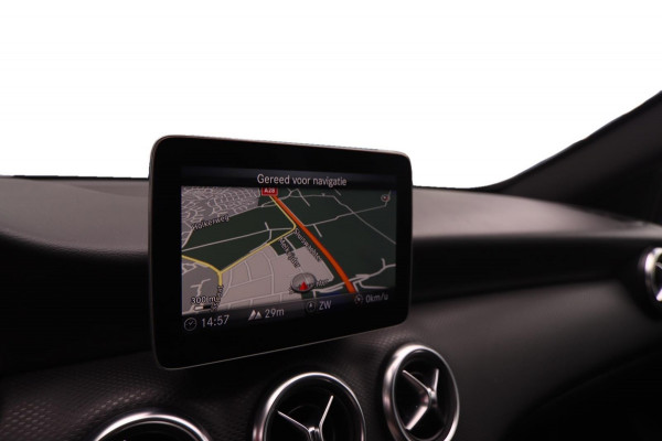 Mercedes-Benz A-Klasse 180 AMG-Line Pano Sportstoelen Led Navi Camera Parkeersensor V+A Cruise Control Sfeerverlichting