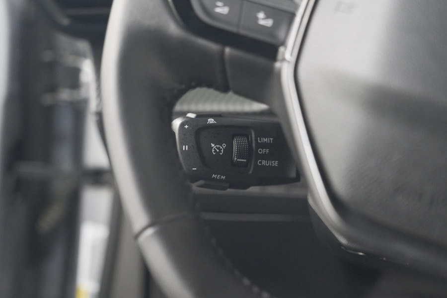 Peugeot 2008 Hybrid 136 e-DCS6 Allure | 360 Camera | Adaptieve Cruise Control | Dodehoekdetectie | Navigatie