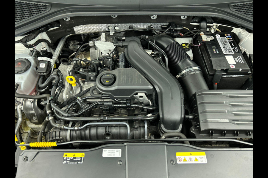 Volkswagen T-Roc 1.5 TSI 150pk DSG Style | two tone | Navigatie | Apple Carplay/Android Auto | Parkeersensoren | Camera | Adaptive Cruise Control | Blind Spot Assist | Park Assist | Stoel- en stuurverwarming | Elektrische achterklep | LED-koplampen