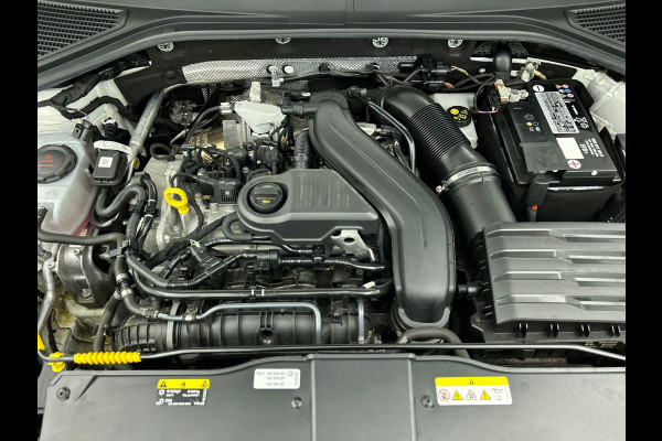 Volkswagen T-Roc 1.5 TSI 150pk DSG Style | two tone | Navigatie | Apple Carplay/Android Auto | Parkeersensoren | Camera | Adaptive Cruise Control | Blind Spot Assist | Park Assist | Stoel- en stuurverwarming | Elektrische achterklep | LED-koplampen