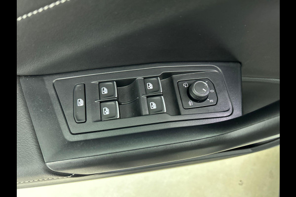 Volkswagen T-Roc 1.5 TSI 150pk DSG Style | two tone | Navigatie | Apple Carplay/Android Auto | Parkeersensoren | Camera | Adaptive Cruise Control | Blind Spot Assist | Park Assist | Stoel- en stuurverwarming | Elektrische achterklep | LED-koplampen