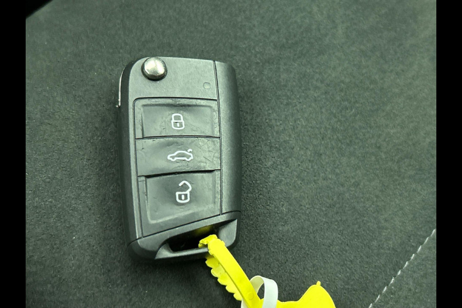 Volkswagen T-Roc 1.5 TSI 150pk DSG Style | two tone | Navigatie | Apple Carplay/Android Auto | Parkeersensoren | Camera | Adaptive Cruise Control | Blind Spot Assist | Park Assist | Stoel- en stuurverwarming | Elektrische achterklep | LED-koplampen