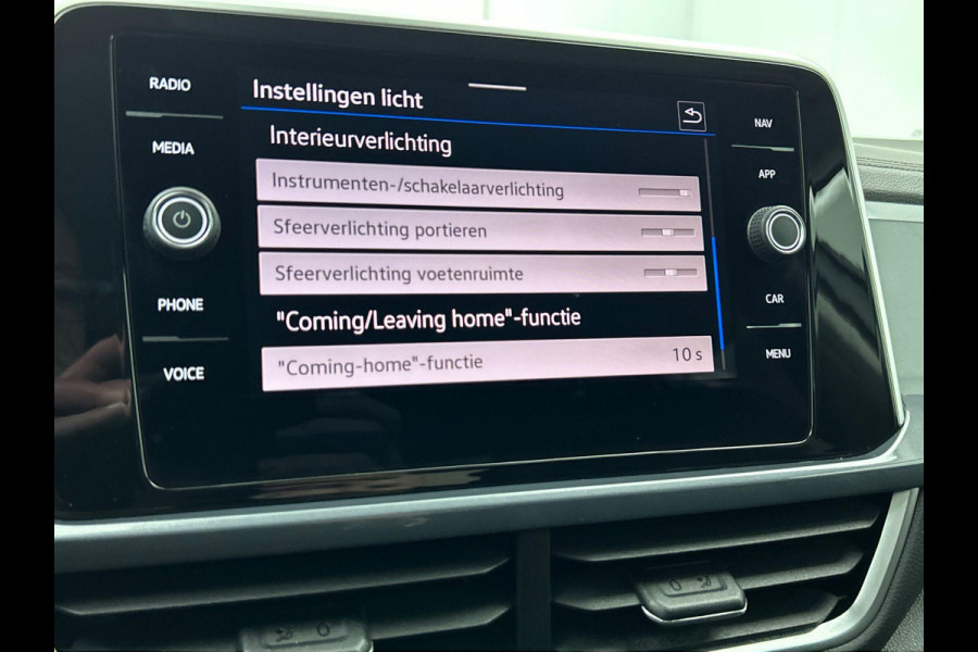 Volkswagen T-Roc 1.5 TSI 150pk DSG Style | two tone | Navigatie | Apple Carplay/Android Auto | Parkeersensoren | Camera | Adaptive Cruise Control | Blind Spot Assist | Park Assist | Stoel- en stuurverwarming | Elektrische achterklep | LED-koplampen