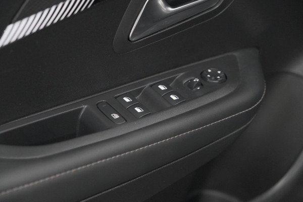 Peugeot 208 PureTech 100 Allure | Parkeersensoren | Navigatie | Apple Carplay