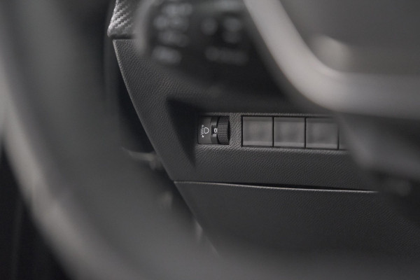 Peugeot 208 PureTech 100 Allure | Parkeersensoren | Navigatie | Apple Carplay