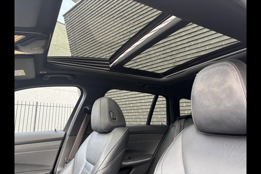 BMW 3 Serie Touring 330i xDrive High Executive M Sport Pakket Automaat / Live Cockpit Professional / Panoramadak / Trekhaak / Leder / Apple CarPlay / Harman Kardon / 19 Inch / Shadow Line / Laserlicht / Head-Up Display / M Sportremsysteem / Adaptief M-onderstel