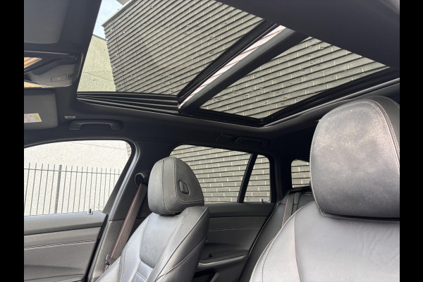 BMW 3 Serie Touring 330i xDrive High Executive M Sport Pakket Automaat / Live Cockpit Professional / Panoramadak / Trekhaak / Leder / Apple CarPlay / Harman Kardon / 19 Inch / Shadow Line / Laserlicht / Head-Up Display / M Sportremsysteem / Adaptief M-onderstel