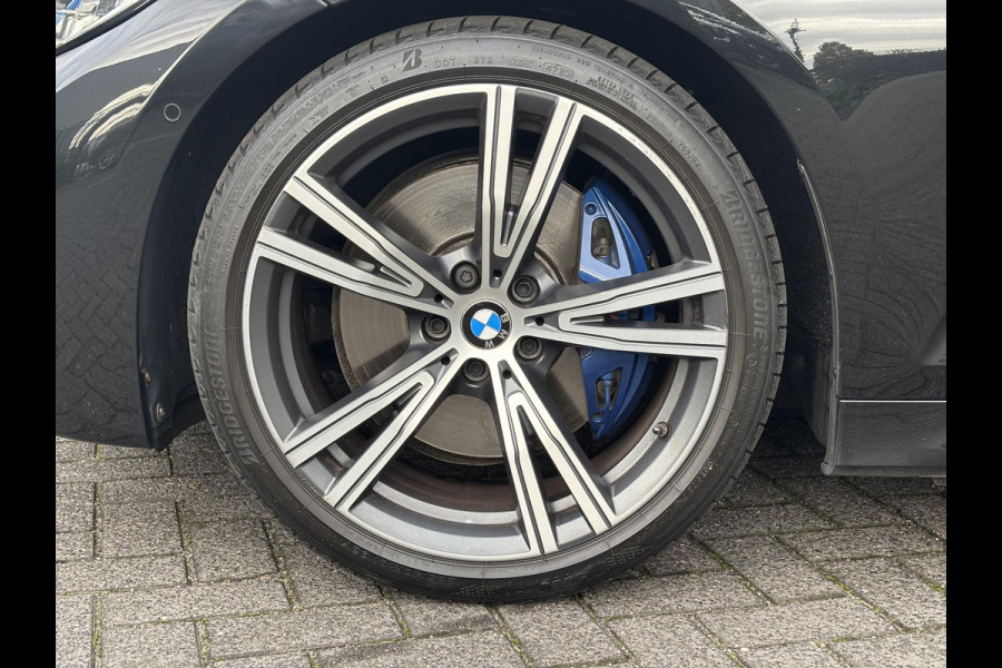 BMW 3 Serie Touring 330i xDrive High Executive M Sport Pakket Automaat / Live Cockpit Professional / Panoramadak / Trekhaak / Leder / Apple CarPlay / Harman Kardon / 19 Inch / Shadow Line / Laserlicht / Head-Up Display / M Sportremsysteem / Adaptief M-onderstel