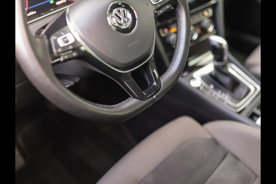 Volkswagen GOLF Variant 1.5 TSI Highline Business R -Line | Keyless | Massage | Trekhaak | Stoelverw. | PDC