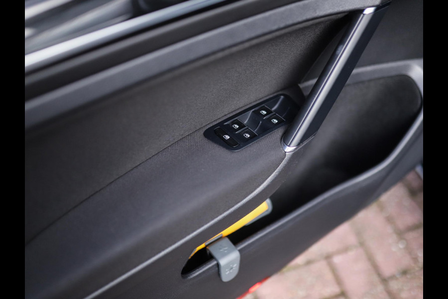 Volkswagen GOLF Variant 1.5 TSI Highline Business R -Line | Keyless | Massage | Trekhaak | Stoelverw. | PDC