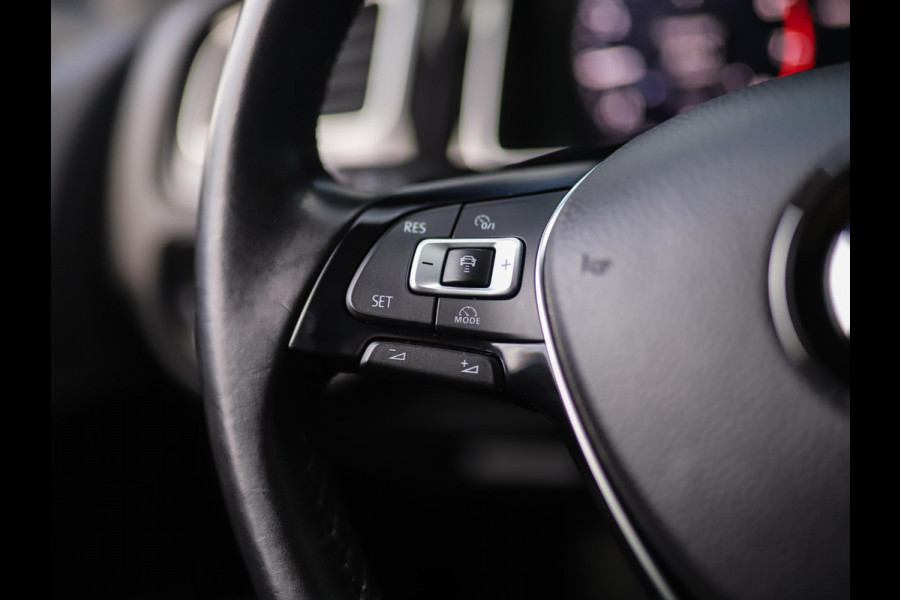 Volkswagen GOLF Variant 1.5 TSI Highline Business R -Line | Keyless | Massage | Trekhaak | Stoelverw. | PDC
