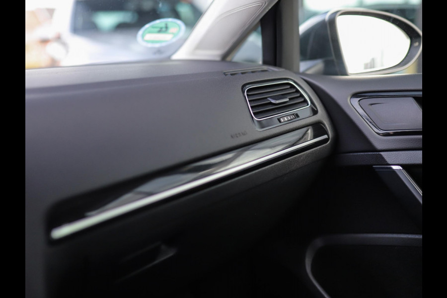 Volkswagen GOLF Variant 1.5 TSI Highline Business R -Line | Keyless | Massage | Trekhaak | Stoelverw. | PDC