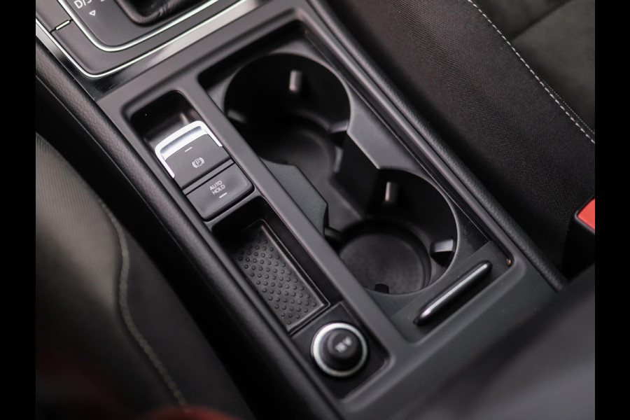 Volkswagen GOLF Variant 1.5 TSI Highline Business R -Line | Keyless | Massage | Trekhaak | Stoelverw. | PDC