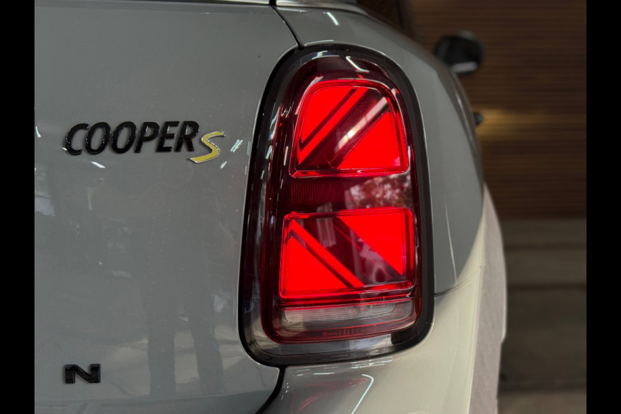 MINI Countryman 2.0 Cooper S E ALL4 | Pano | Sportstoelen | LED | Camera | 18inch | Privacy Glass | Navi