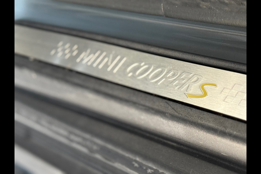 MINI Countryman 2.0 Cooper S E ALL4 | Pano | Sportstoelen | LED | Camera | 18inch | Privacy Glass | Navi