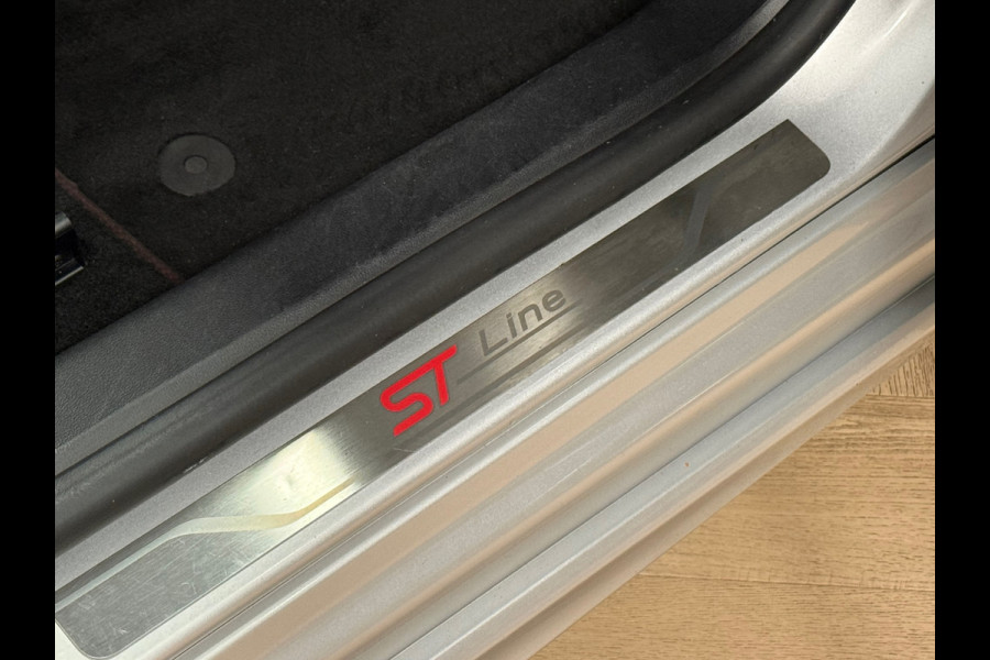 Ford Focus 1.0 EcoBoost ST Line PANO NAVI PDC LED B&O SOUND KEYLESS PDC V+A