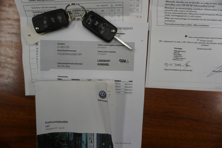 Volkswagen up! 1.0 move up!BlueMotion Executive/Dealeronderhouden /All-Seasonbanden.