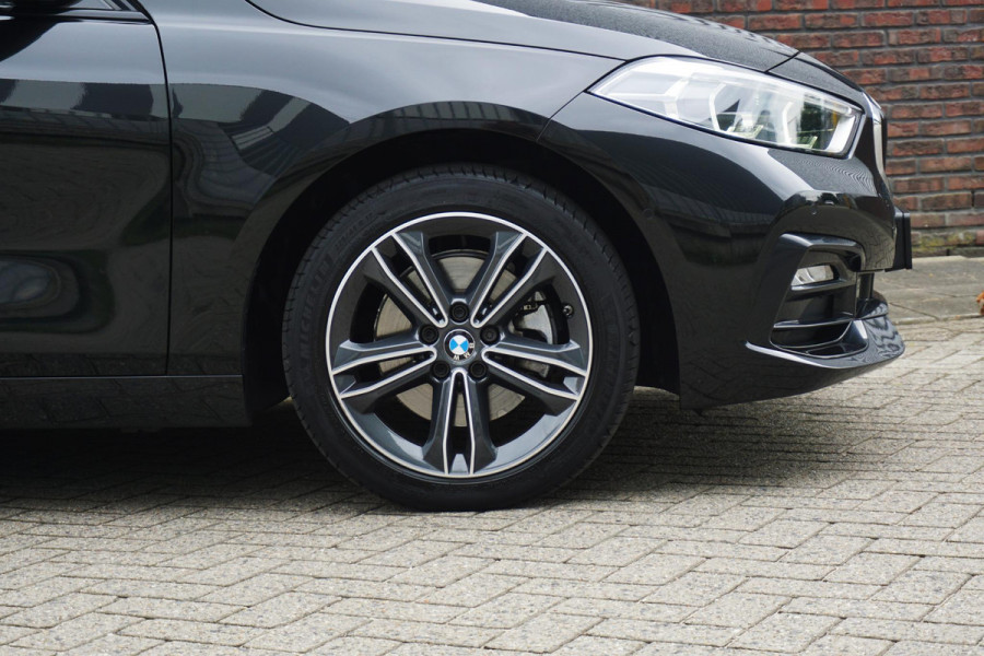 BMW 1-serie 118i 140PK Sport-line/Panodak/Camera/ParkingPack/ Dealeronderhouden.