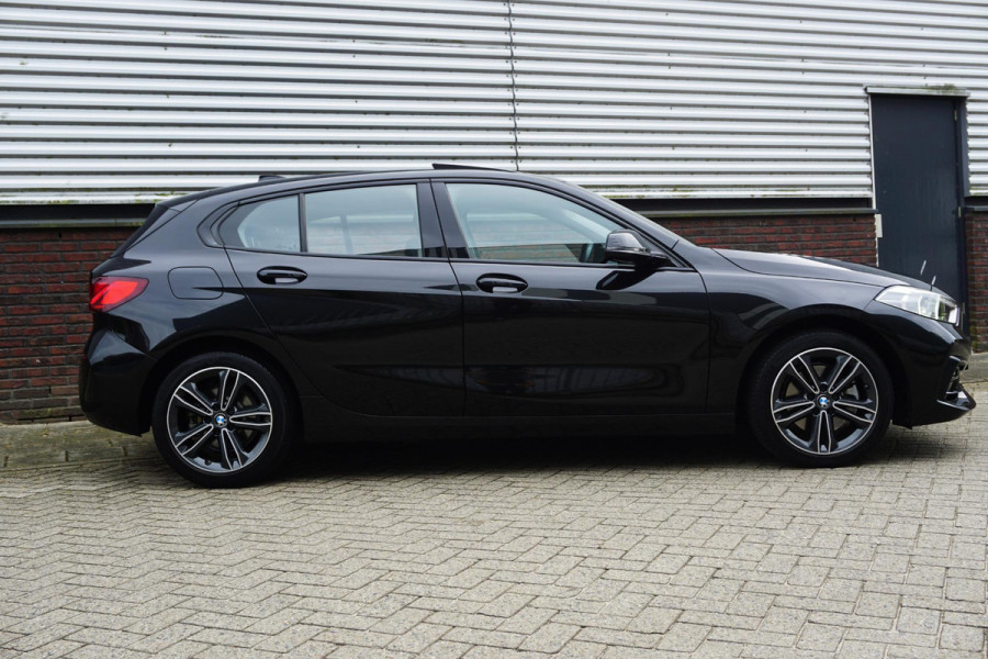 BMW 1-serie 118i 140PK Sport-line/Panodak/Camera/ParkingPack/ Dealeronderhouden.