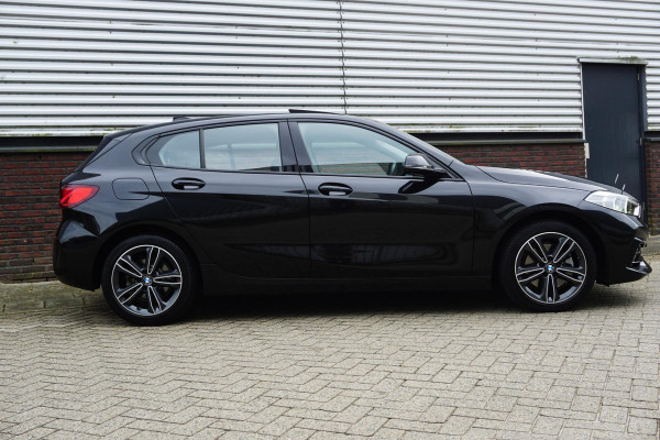 BMW 1-serie 118i 140PK Sport-line/Panodak/Camera/ParkingPack/ Dealeronderhouden.