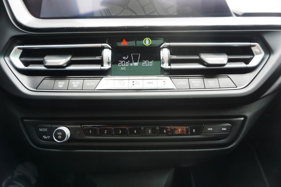 BMW 1-serie 118i 140PK Sport-line/Panodak/Camera/ParkingPack/ Dealeronderhouden.