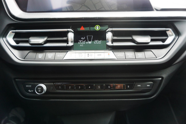 BMW 1-serie 118i 140PK Sport-line/Panodak/Camera/ParkingPack/ Dealeronderhouden.