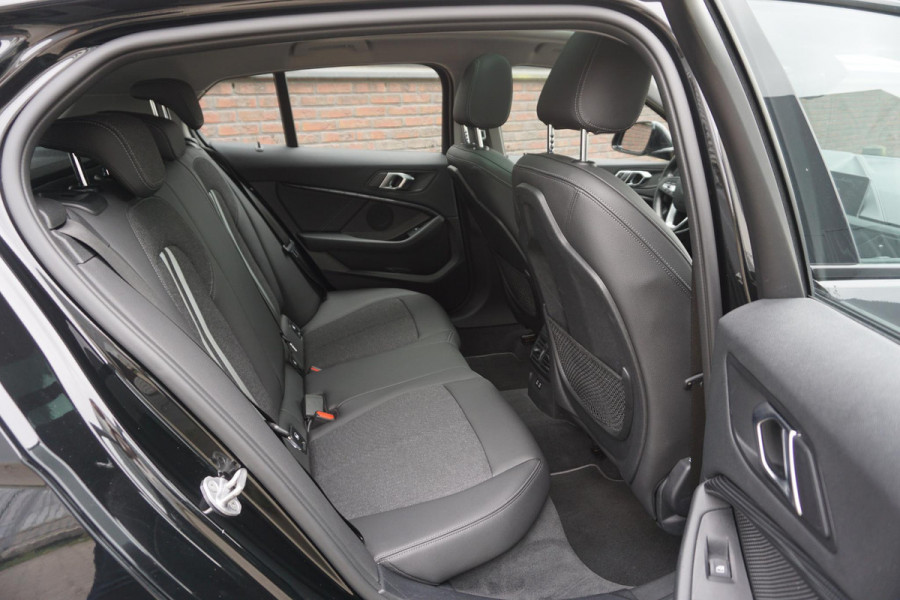 BMW 1-serie 118i 140PK Sport-line/Panodak/Camera/ParkingPack/ Dealeronderhouden.