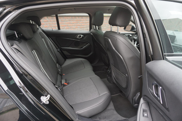 BMW 1-serie 118i 140PK Sport-line/Panodak/Camera/ParkingPack/ Dealeronderhouden.
