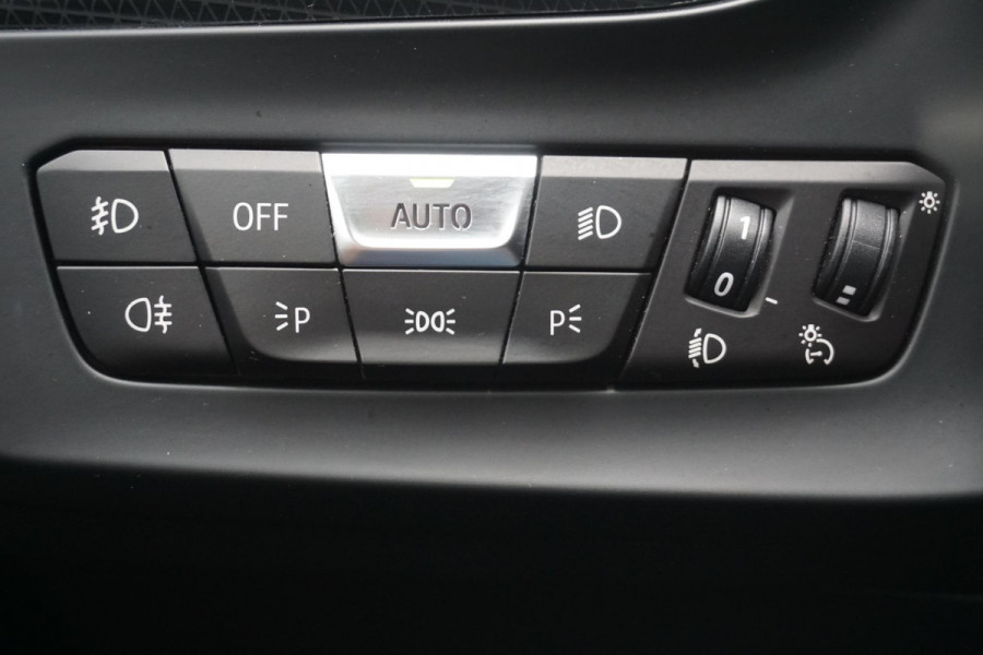 BMW 1-serie 118i 140PK Sport-line/Panodak/Camera/ParkingPack/ Dealeronderhouden.