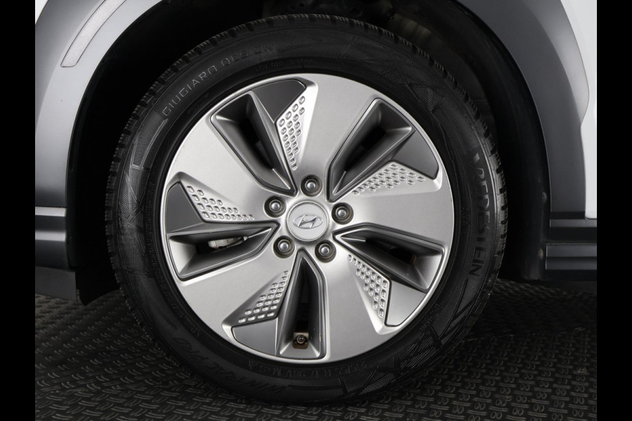 Hyundai Kona PRIMIUM EV 64 KWH 1e EIG ACCU 92% GARANTIE 10-2030 BEREIK 466 KM ! LEDER. STUUR/STOEL VERWARMING.DODE HOEK DETECTIE