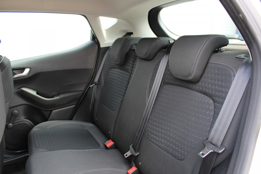 Ford Fiesta 1.0-100pk EcoBoost Titanium 5drs. Uiterst nette, luxe en zuinige Ford Fiesta. Voalautm. airco, Cruise control, Navigatie, LM wielen, Metallic lak, Parkeersensoren achter, Telefoonvoorb., Lane assist etc.