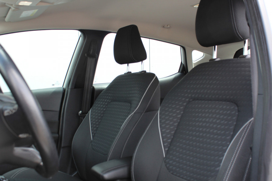 Ford Fiesta 1.0-100pk EcoBoost Titanium 5drs. Uiterst nette, luxe en zuinige Ford Fiesta. Voalautm. airco, Cruise control, Navigatie, LM wielen, Metallic lak, Parkeersensoren achter, Telefoonvoorb., Lane assist etc.