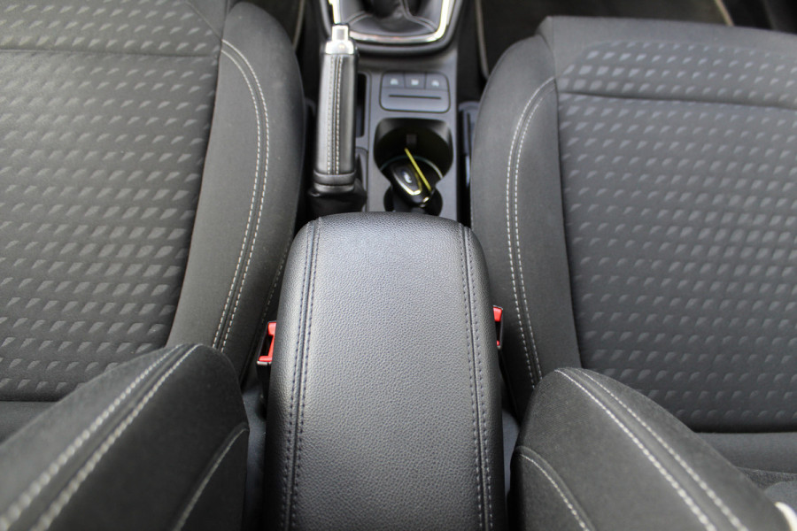 Ford Fiesta 1.0-100pk EcoBoost Titanium 5drs. Uiterst nette, luxe en zuinige Ford Fiesta. Voalautm. airco, Cruise control, Navigatie, LM wielen, Metallic lak, Parkeersensoren achter, Telefoonvoorb., Lane assist etc.