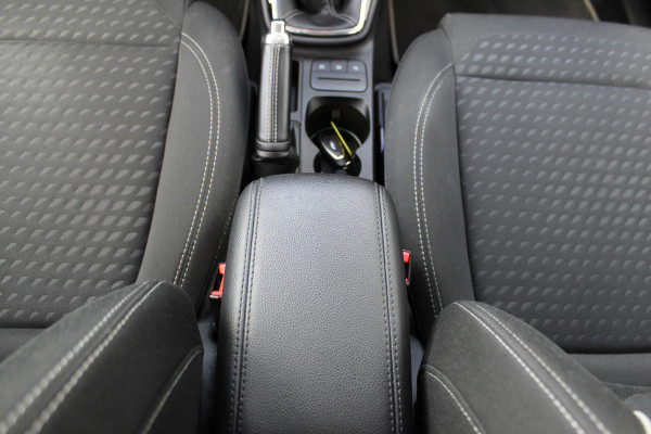 Ford Fiesta 1.0-100pk EcoBoost Titanium 5drs. Uiterst nette, luxe en zuinige Ford Fiesta. Voalautm. airco, Cruise control, Navigatie, LM wielen, Metallic lak, Parkeersensoren achter, Telefoonvoorb., Lane assist etc.