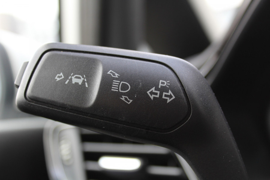 Ford Fiesta 1.0-100pk EcoBoost Titanium 5drs. Uiterst nette, luxe en zuinige Ford Fiesta. Voalautm. airco, Cruise control, Navigatie, LM wielen, Metallic lak, Parkeersensoren achter, Telefoonvoorb., Lane assist etc.