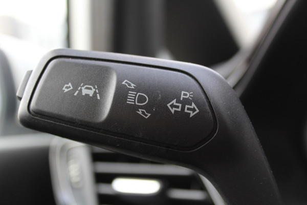 Ford Fiesta 1.0-100pk EcoBoost Titanium 5drs. Uiterst nette, luxe en zuinige Ford Fiesta. Voalautm. airco, Cruise control, Navigatie, LM wielen, Metallic lak, Parkeersensoren achter, Telefoonvoorb., Lane assist etc.