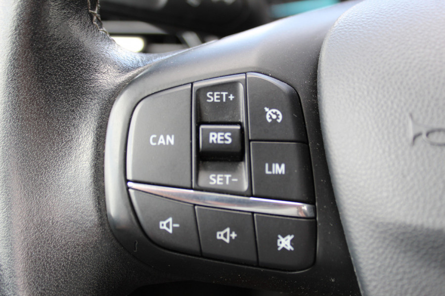 Ford Fiesta 1.0-100pk EcoBoost Titanium 5drs. Uiterst nette, luxe en zuinige Ford Fiesta. Voalautm. airco, Cruise control, Navigatie, LM wielen, Metallic lak, Parkeersensoren achter, Telefoonvoorb., Lane assist etc.