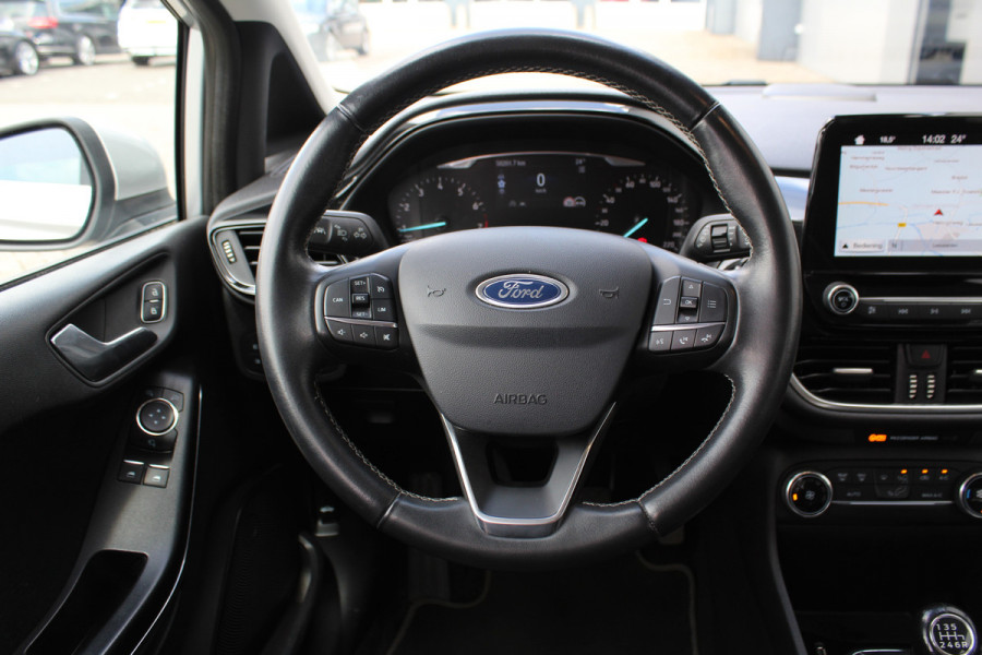 Ford Fiesta 1.0-100pk EcoBoost Titanium 5drs. Uiterst nette, luxe en zuinige Ford Fiesta. Voalautm. airco, Cruise control, Navigatie, LM wielen, Metallic lak, Parkeersensoren achter, Telefoonvoorb., Lane assist etc.