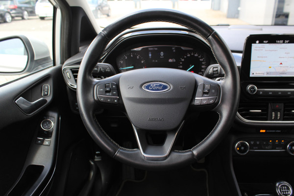 Ford Fiesta 1.0-100pk EcoBoost Titanium 5drs. Uiterst nette, luxe en zuinige Ford Fiesta. Voalautm. airco, Cruise control, Navigatie, LM wielen, Metallic lak, Parkeersensoren achter, Telefoonvoorb., Lane assist etc.