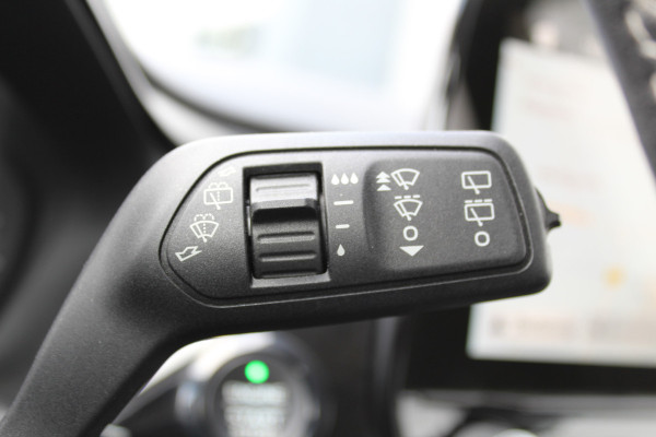 Ford Fiesta 1.0-100pk EcoBoost Titanium 5drs. Uiterst nette, luxe en zuinige Ford Fiesta. Voalautm. airco, Cruise control, Navigatie, LM wielen, Metallic lak, Parkeersensoren achter, Telefoonvoorb., Lane assist etc.