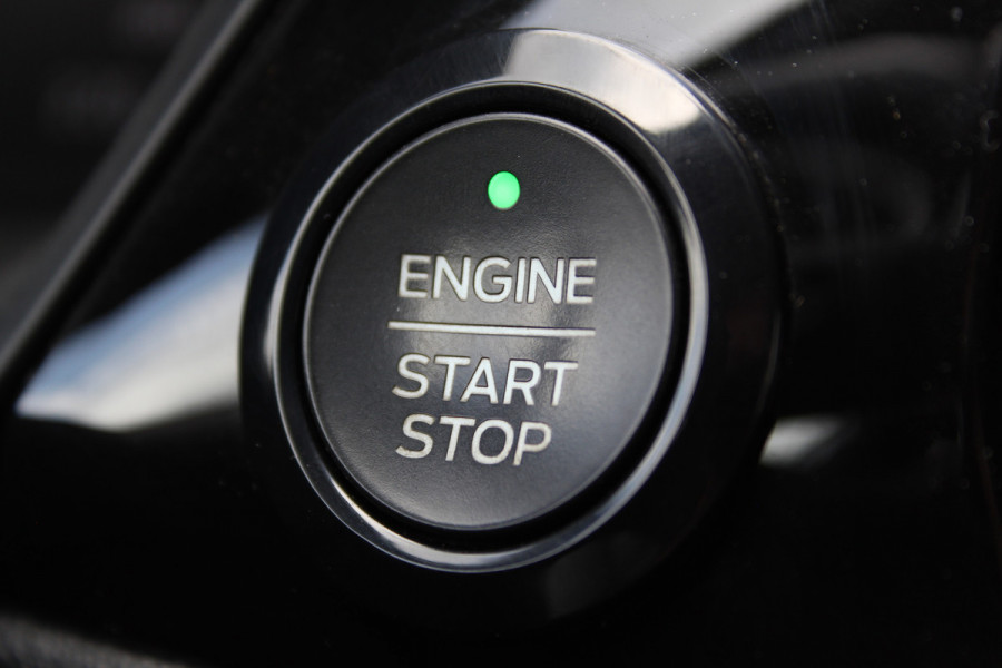 Ford Fiesta 1.0-100pk EcoBoost Titanium 5drs. Uiterst nette, luxe en zuinige Ford Fiesta. Voalautm. airco, Cruise control, Navigatie, LM wielen, Metallic lak, Parkeersensoren achter, Telefoonvoorb., Lane assist etc.