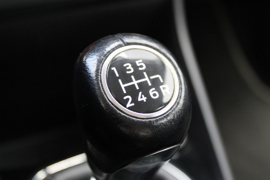 Ford Fiesta 1.0-100pk EcoBoost Titanium 5drs. Uiterst nette, luxe en zuinige Ford Fiesta. Voalautm. airco, Cruise control, Navigatie, LM wielen, Metallic lak, Parkeersensoren achter, Telefoonvoorb., Lane assist etc.