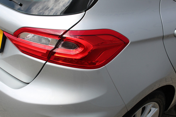 Ford Fiesta 1.0-100pk EcoBoost Titanium 5drs. Uiterst nette, luxe en zuinige Ford Fiesta. Voalautm. airco, Cruise control, Navigatie, LM wielen, Metallic lak, Parkeersensoren achter, Telefoonvoorb., Lane assist etc.