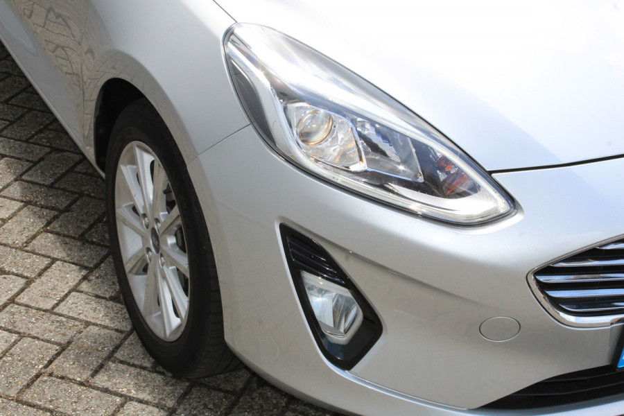 Ford Fiesta 1.0-100pk EcoBoost Titanium 5drs. Uiterst nette, luxe en zuinige Ford Fiesta. Voalautm. airco, Cruise control, Navigatie, LM wielen, Metallic lak, Parkeersensoren achter, Telefoonvoorb., Lane assist etc.