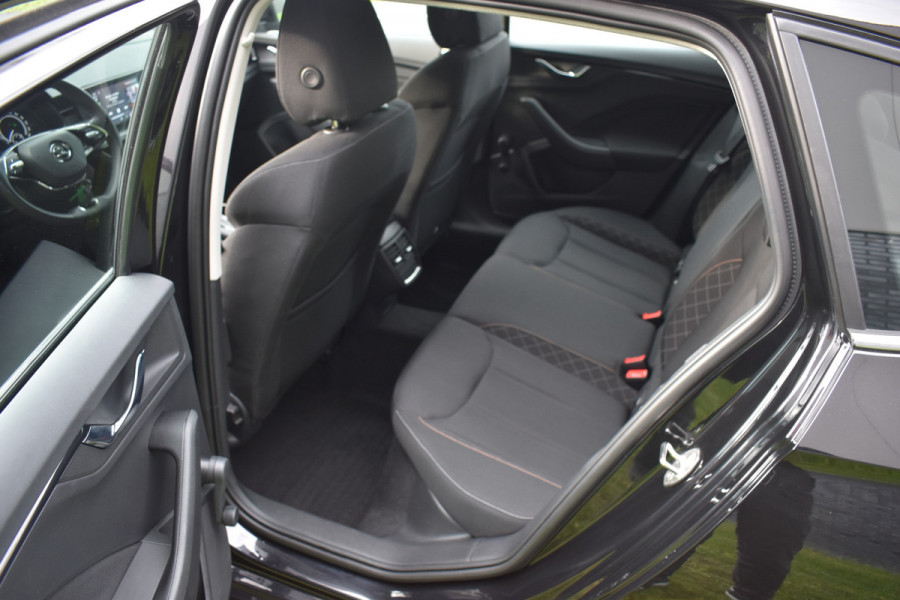 Škoda SCALA 1.0 TSI Ambition Automaat Carplay Navigatie Front/lane assist Stoelverwarming Parkeer sensoren